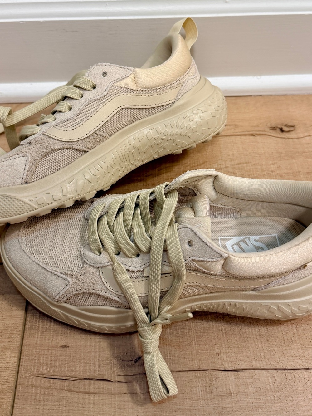 Vans Women's Beige/Tan Chunky Runner Sneakers